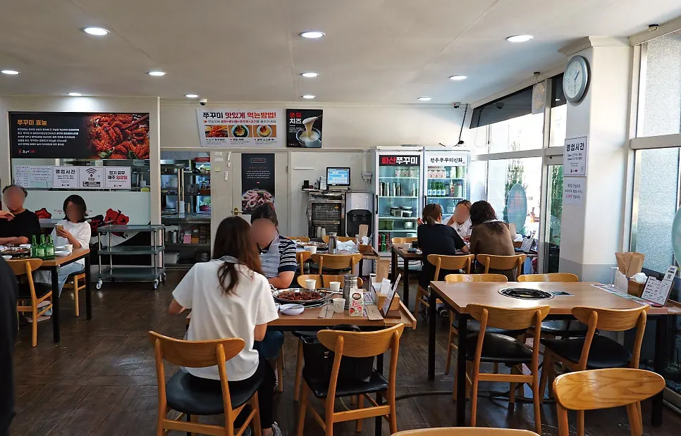 Dining hall packed with customers during lunch