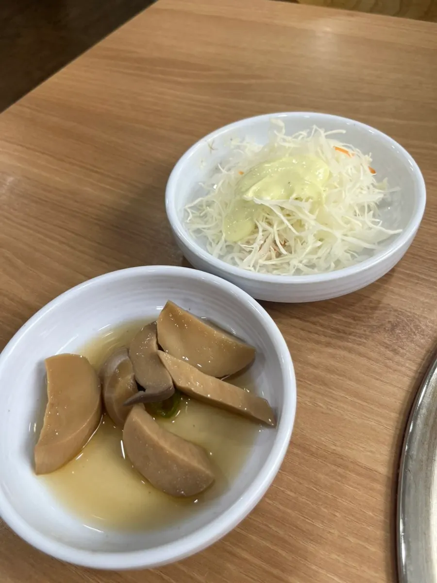 쭈꾸미신화 밑반찬 접시들