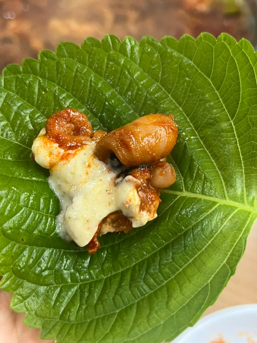 깻잎에 쌈무와 콩나물, 쭈꾸미를 올린 쌈