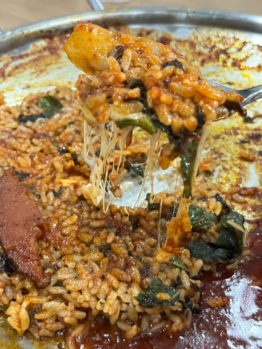 치즈가 녹은 치즈볶음밥