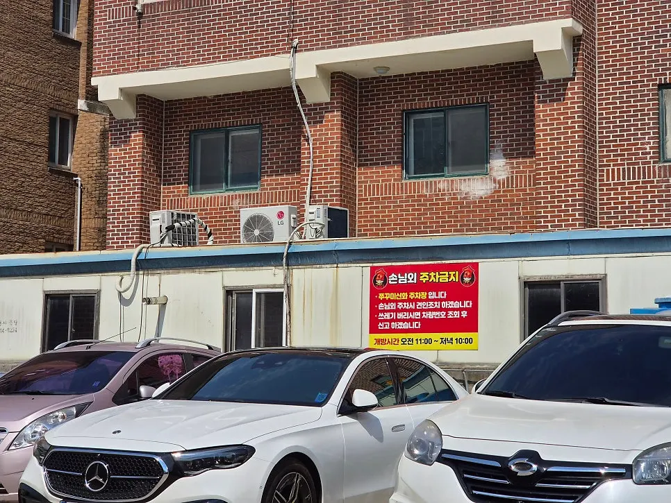 Wide parking space behind the store