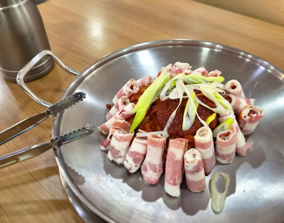 Hwasan jjukkumi set up on the iron pan