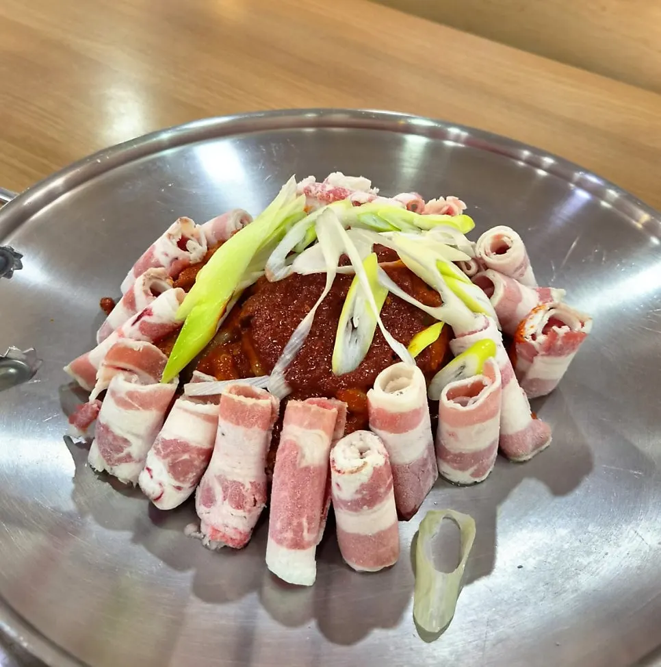 Volcano-shaped jjukkumi ringed with beef belly