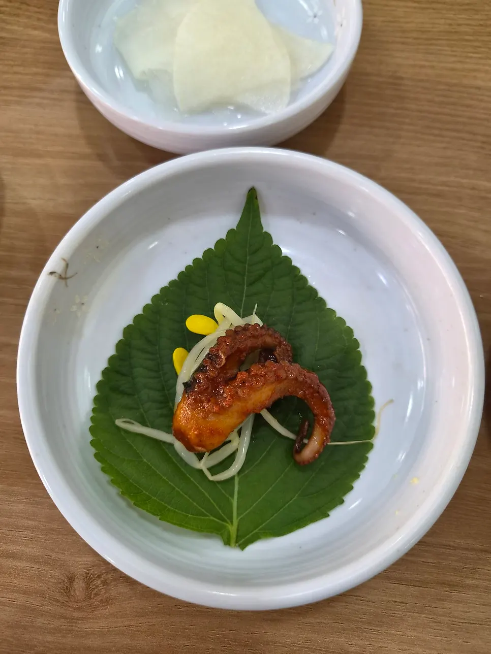 Perilla wrap with both beef belly and jjukkumi