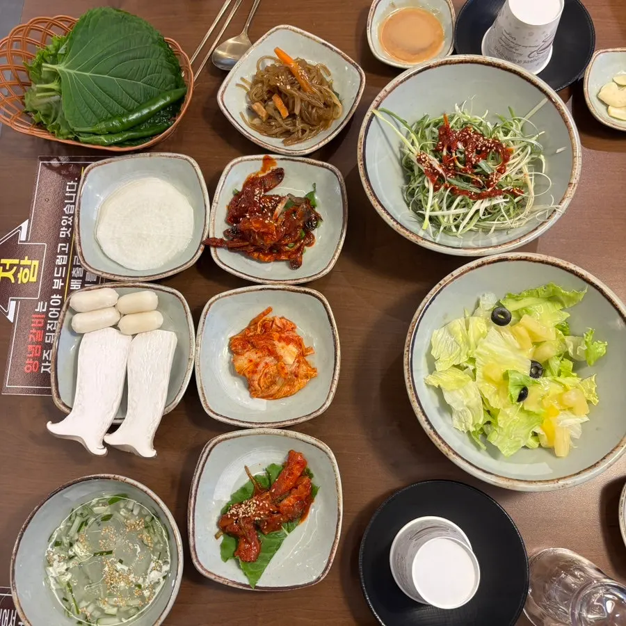 Basic side dishes served with the jjokgalbi set for two