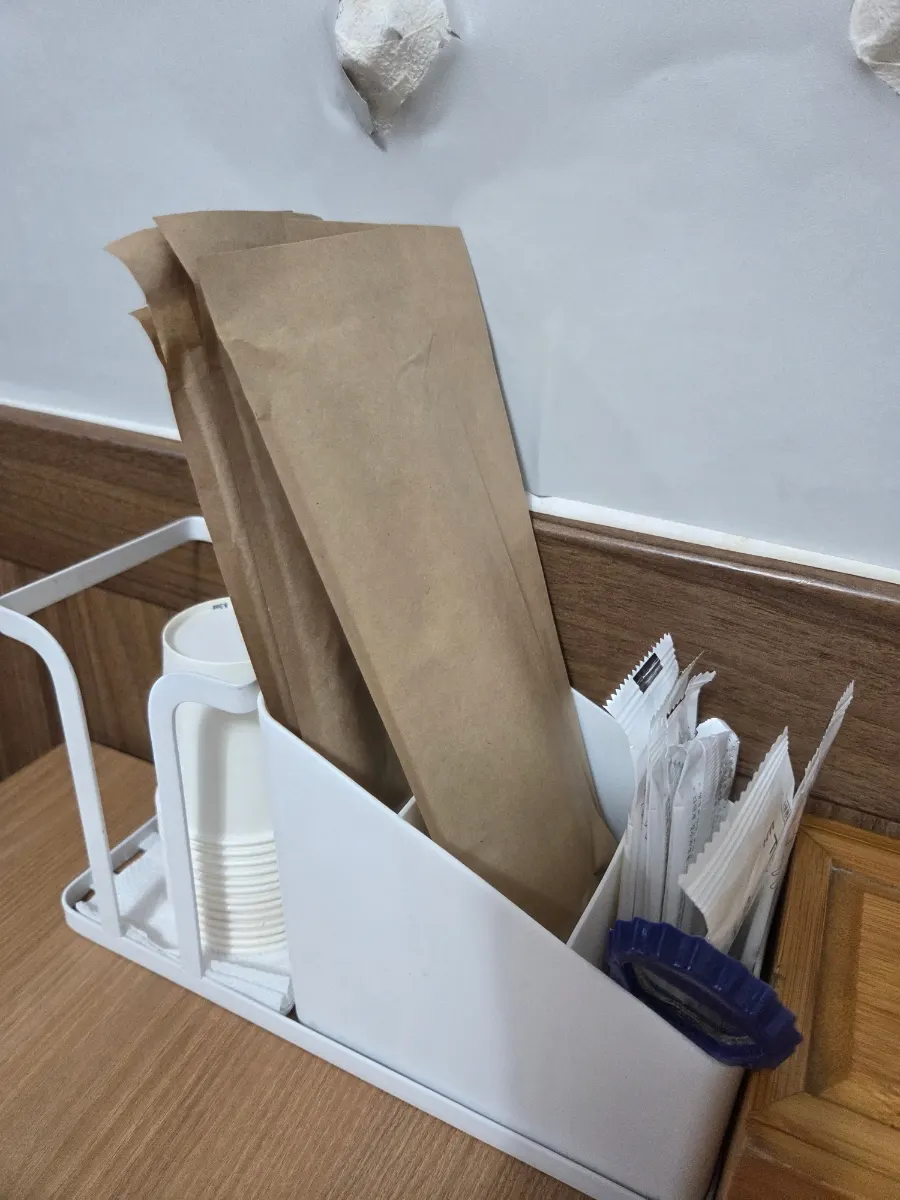 종이봉투에 담긴 수저와 젓가락