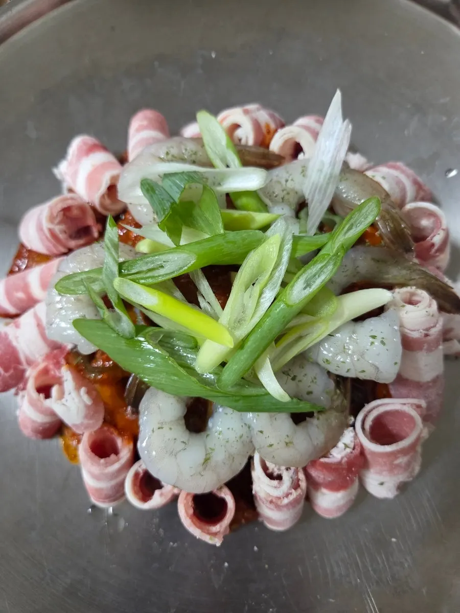 불판에 올라온 화새 매운맛 2인분
