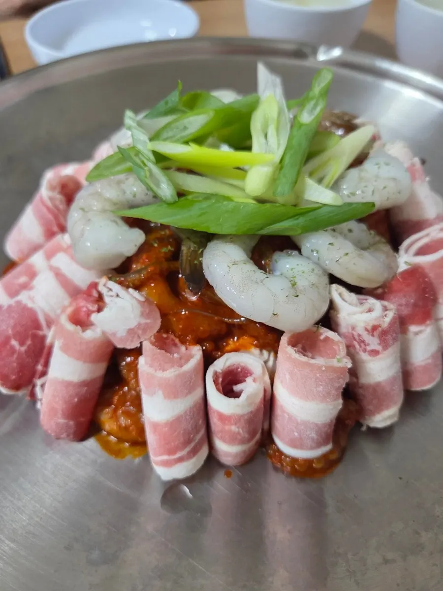 쭈꾸미볶음 위에 가득 올라간 큰 새우