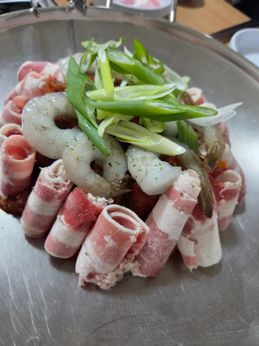 쭈꾸미 주변을 둘러싼 우삼겹