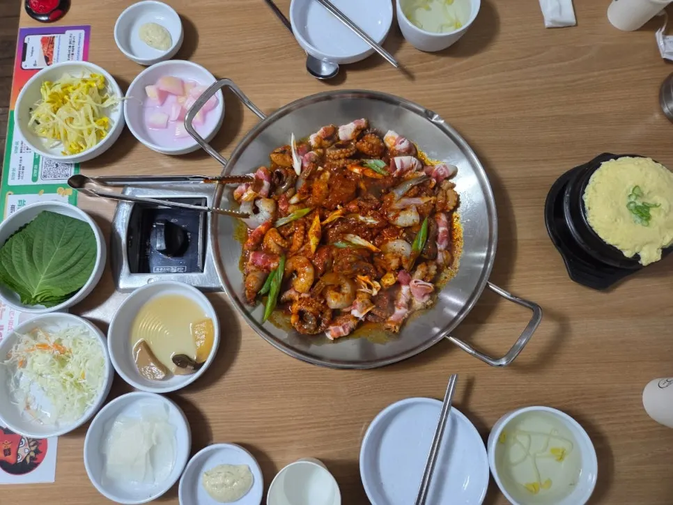 쭈꾸미볶음과 반찬이 차려진 한 상