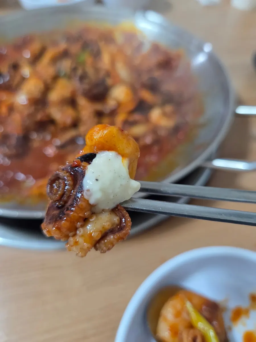 집어 올린 매운 쭈꾸미 한 점
