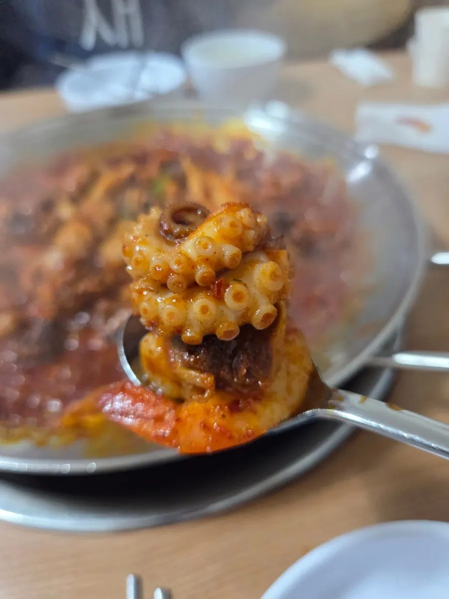 갈릭소스를 곁들인 쭈꾸미와 우삼겹