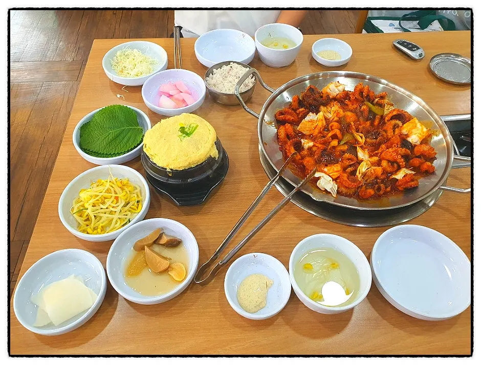 반찬이 차려진 쭈꾸미 상차림