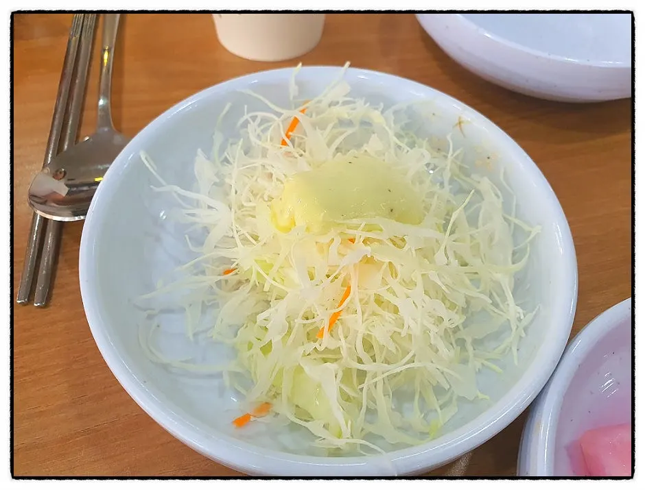 애피타이저로 나온 아삭한 샐러드