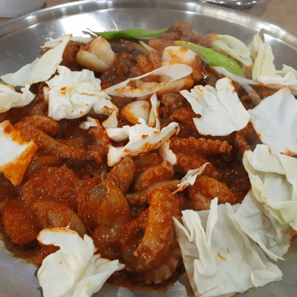 철판에 야채와 함께 끓는 쭈꾸미 매운맛