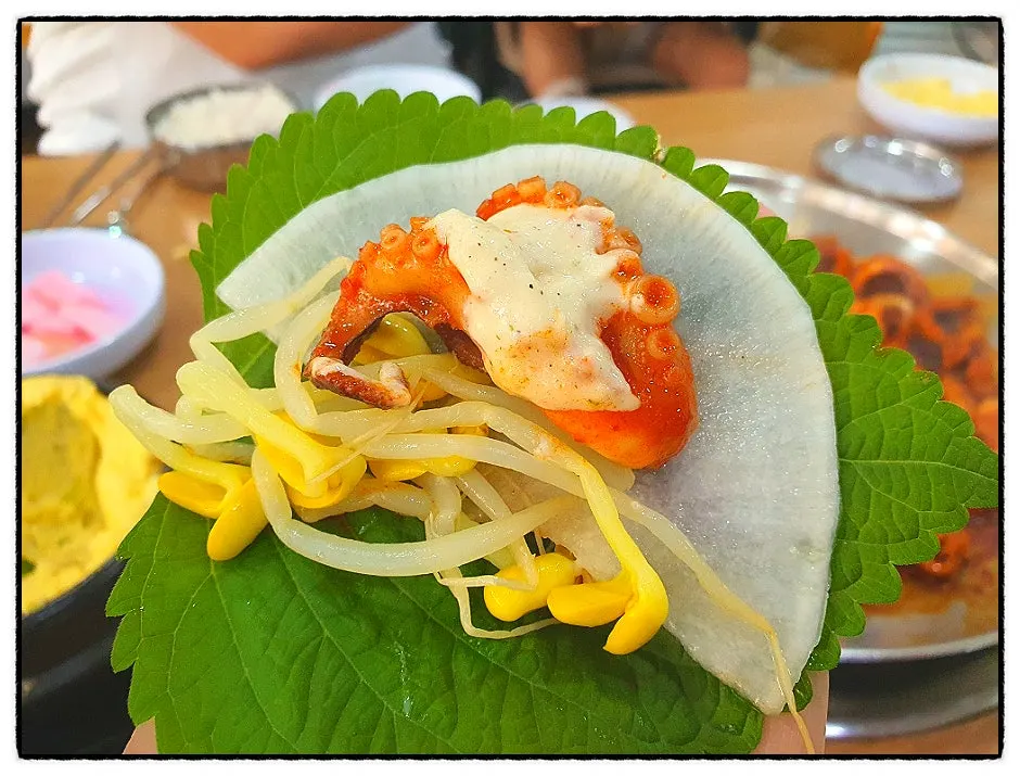 깻잎에 콩나물과 쭈꾸미를 올린 쌈