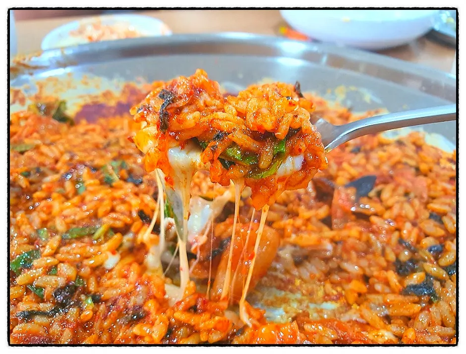철판에 볶아지는 치즈 볶음밥