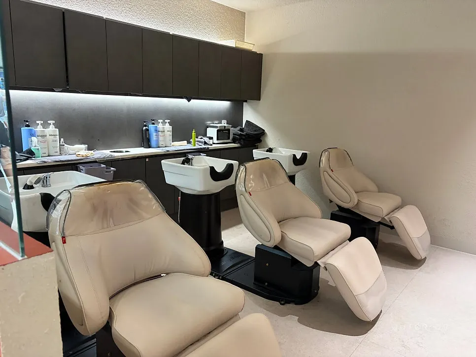 Shampoo room with partition walls