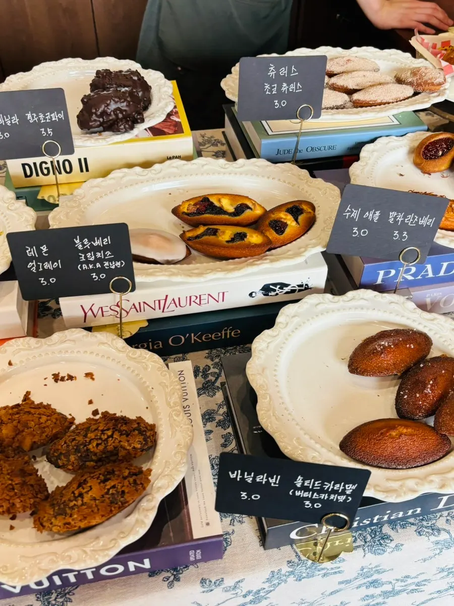다양한 맛의 휘낭시에 진열 모습