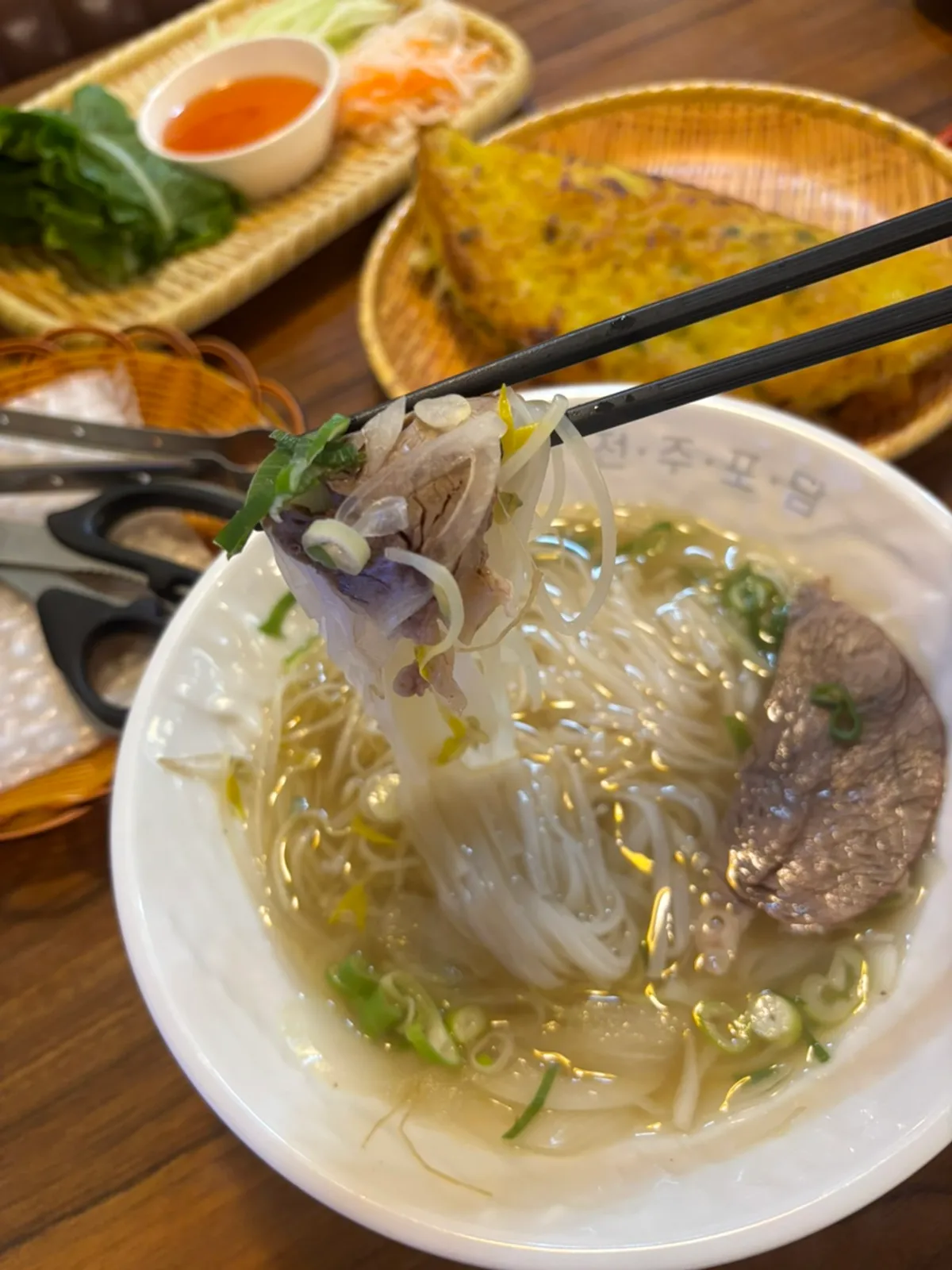 포담 전주시청점 사태쌀국수와 반쎄오 점심 상차림