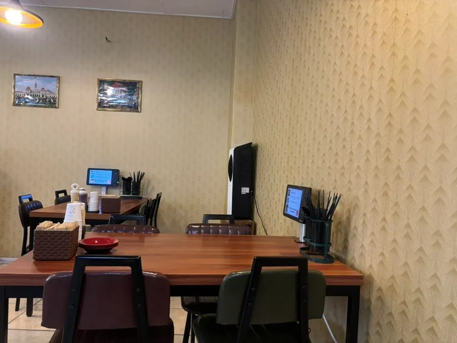 포담 전주시청점 깔끔한 내부 테이블