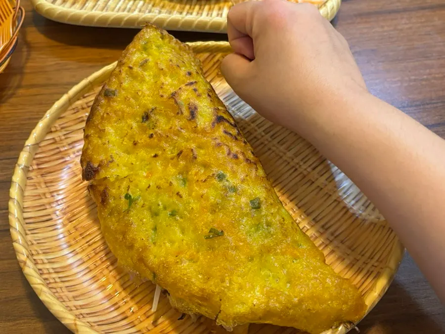 쌀국수와 반쎄오를 함께 놓은 테이블