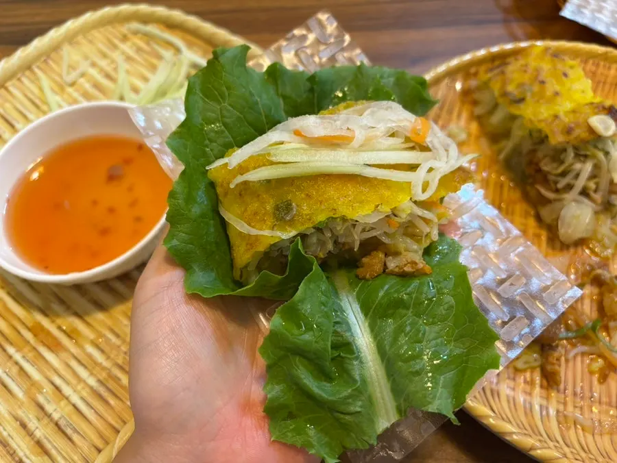 반쎄오를 열어 불고기와 야채 속을 보인 모습