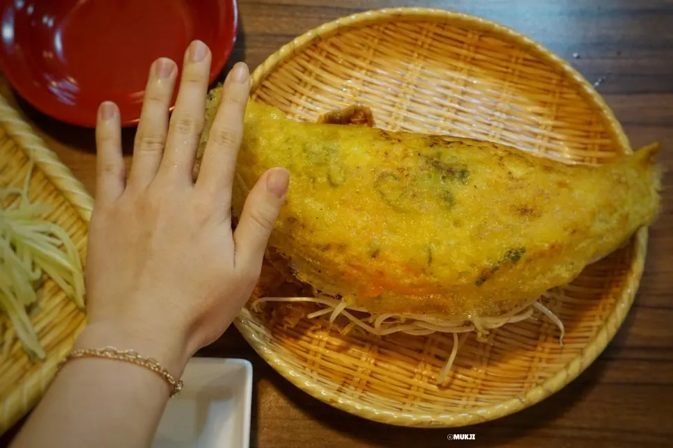 The large-sized banh xeo at Phodam