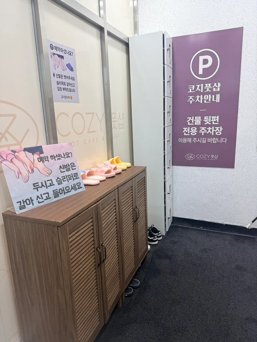 은은한 조명의 매장 내부 복도