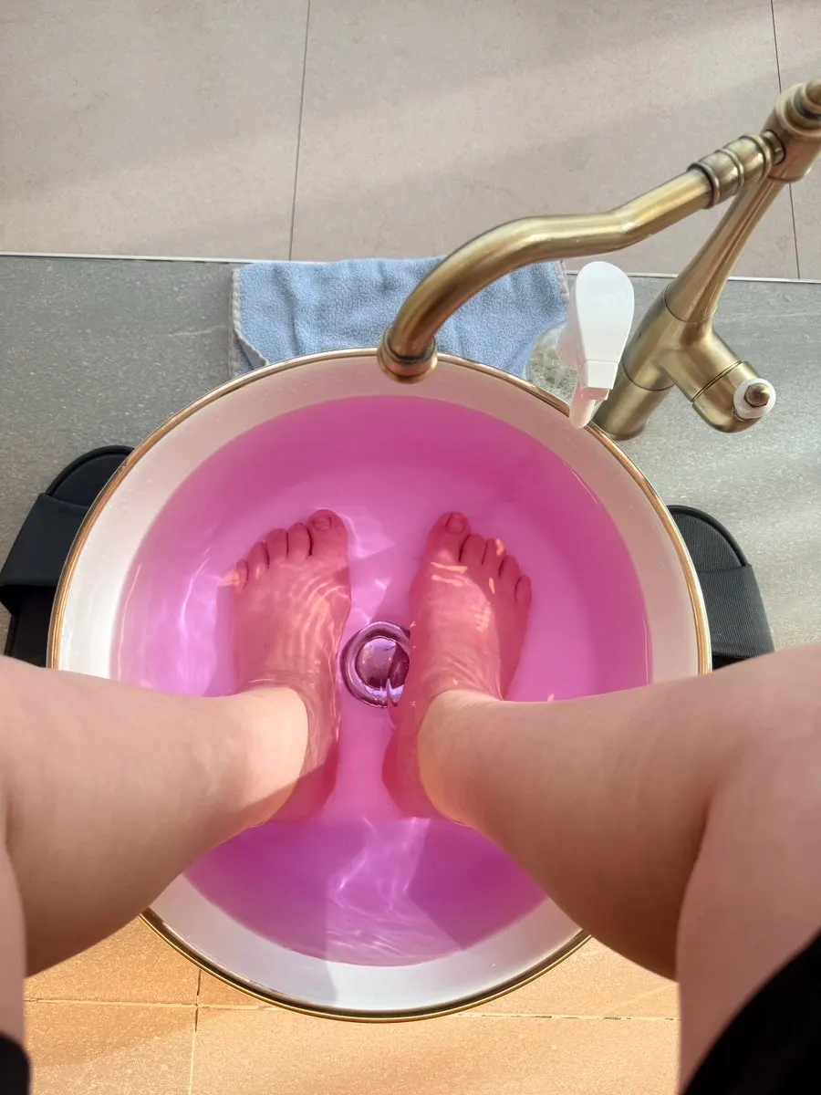 발마사지 케어를 받는 모습