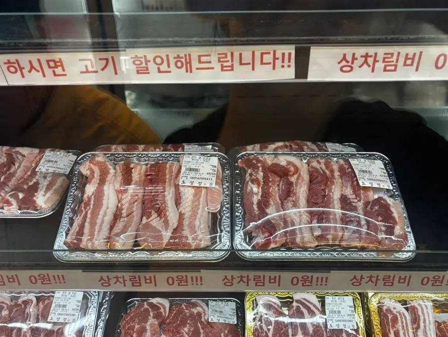 Price labels for pork neck and pork belly