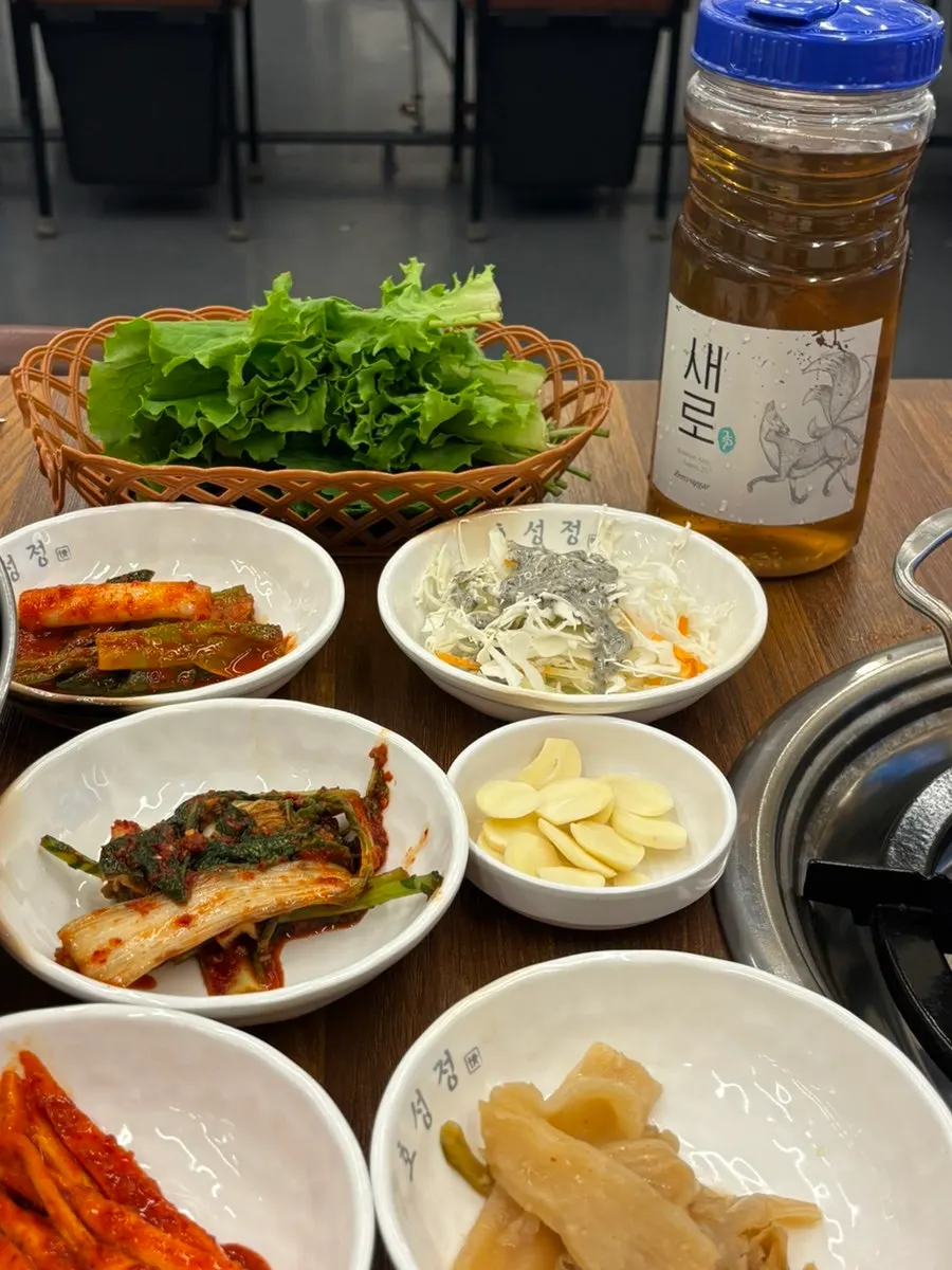 Full table of side dishes with zero table charge