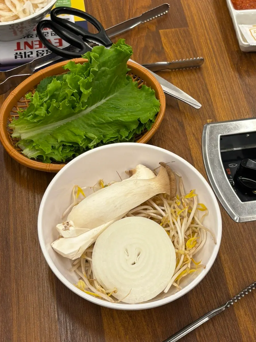 Wrap vegetables and individually set sauce plates