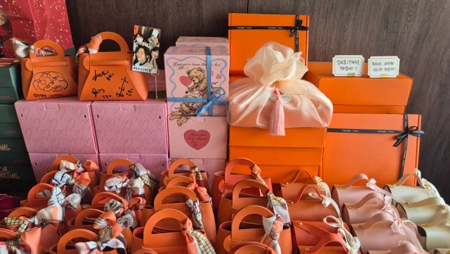 Bag-shaped gift bag packaging for financiers