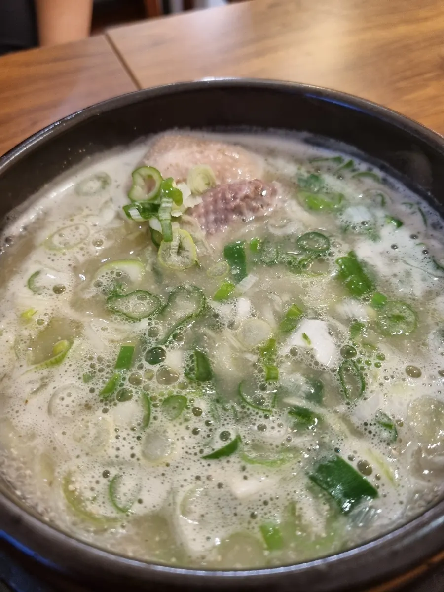 닭고기가 들어간 들깨 닭칼국수