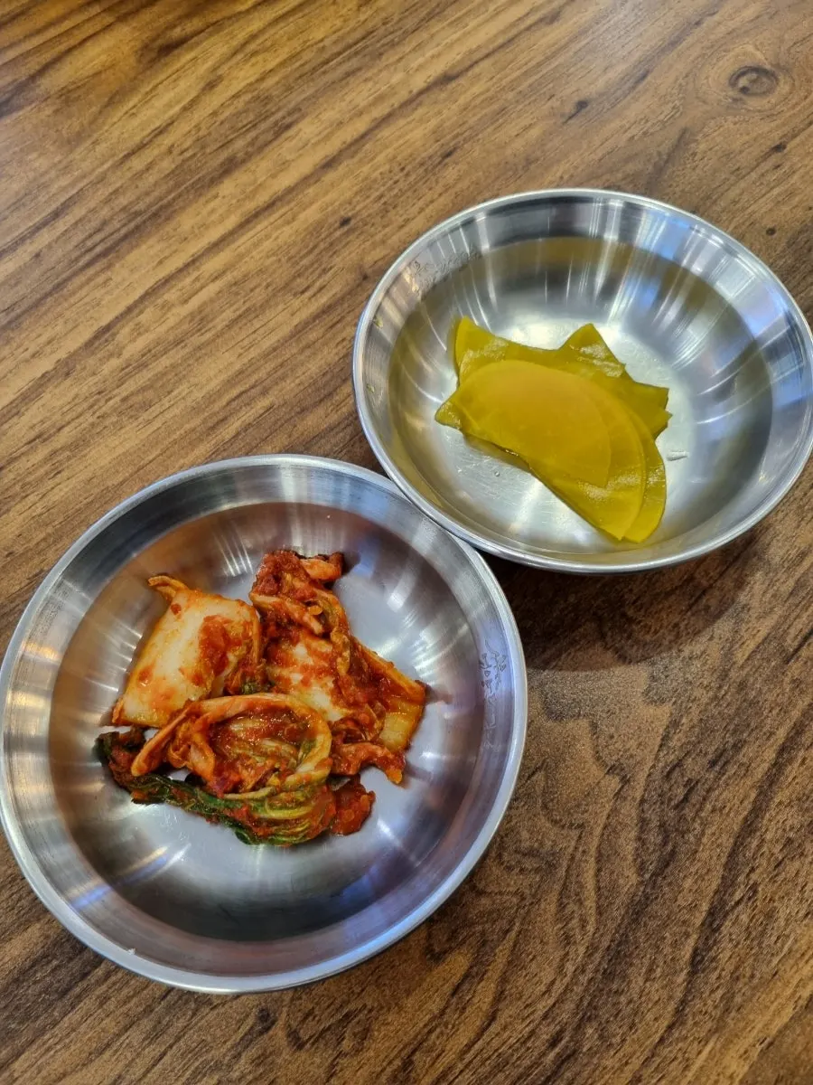 담백한 국물의 닭곰탕 클로즈업