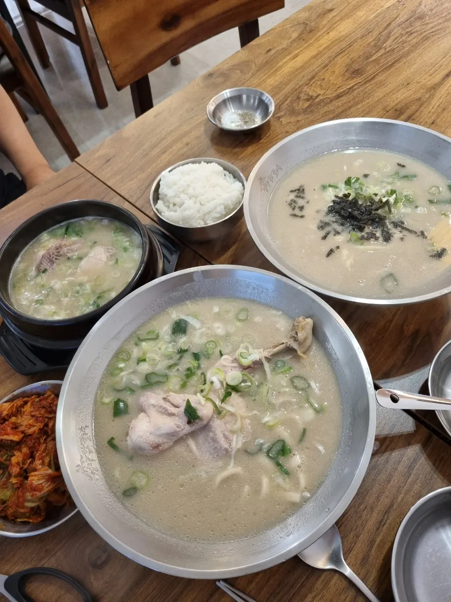 매콤한 실비김치를 곁들인 닭칼국수