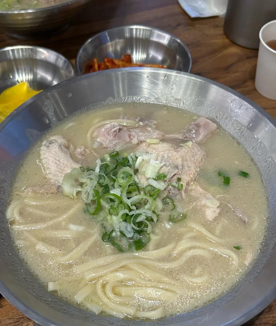 얇게 썬 단무지와 매콤한 겉절이 접시