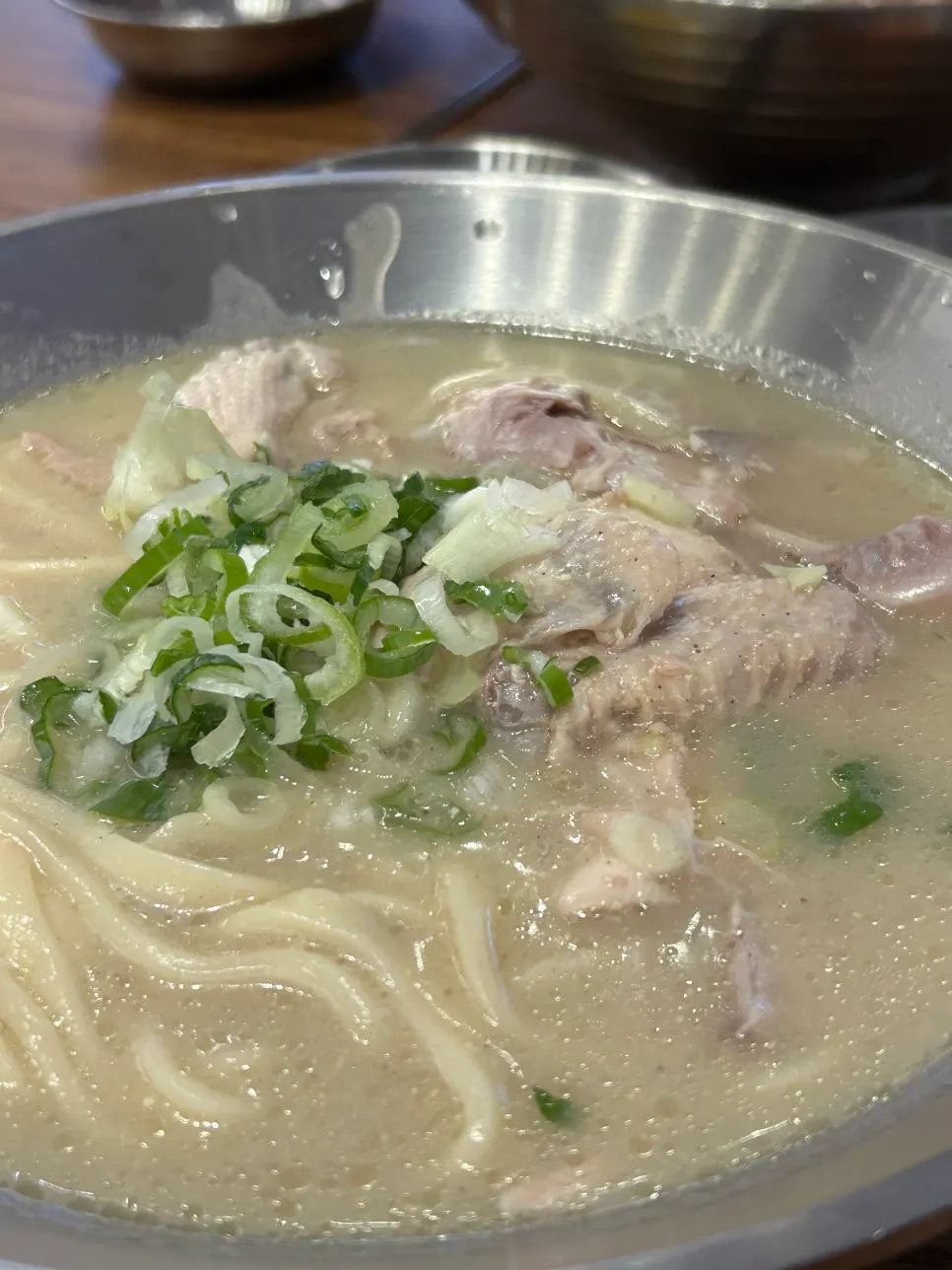 들깨 베이스 육수의 닭칼국수 클로즈업