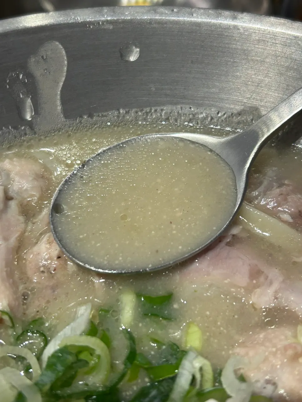 닭고기가 올라간 닭칼국수