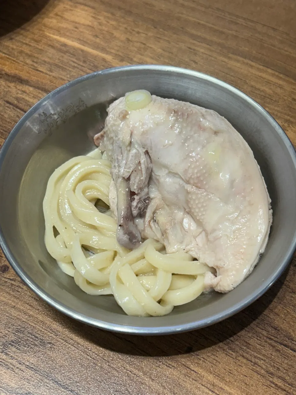 24시간 숙성 자가제면 면발을 들어 올린 모습