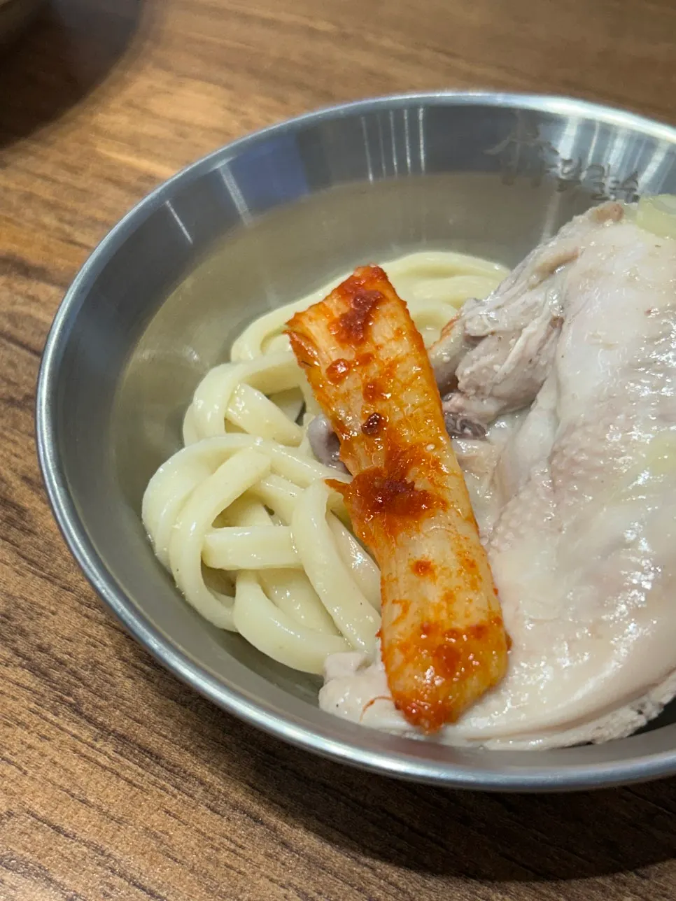 들깨 육수가 밴 칼국수 면 한 젓가락
