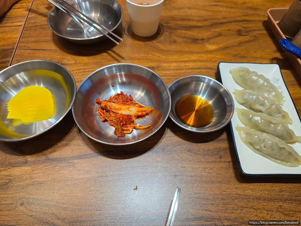기본찬과 함께 나온 만두 4p