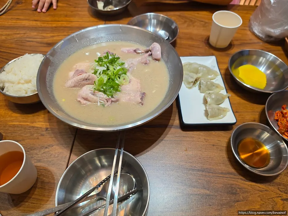 큼직한 그릇에 담긴 닭칼국수 한 상