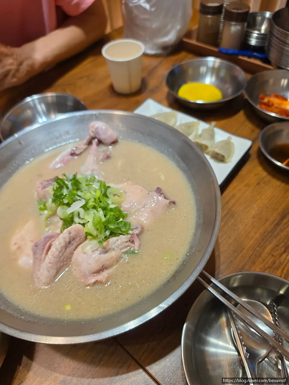 들깨가루를 올린 뽀얀 닭사골 닭칼국수