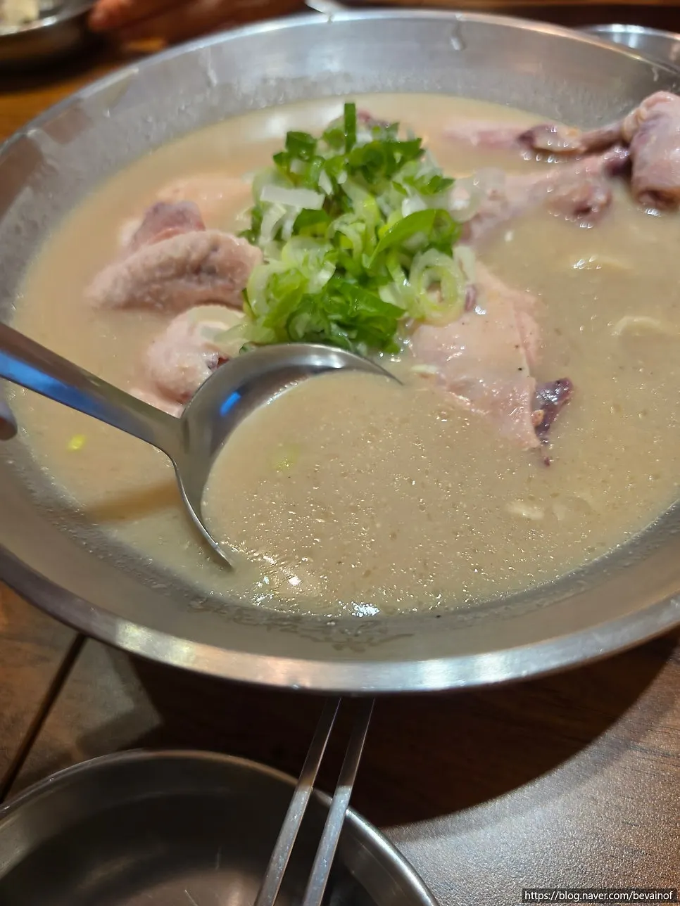 닭 반마리를 추가한 풍성한 닭칼국수