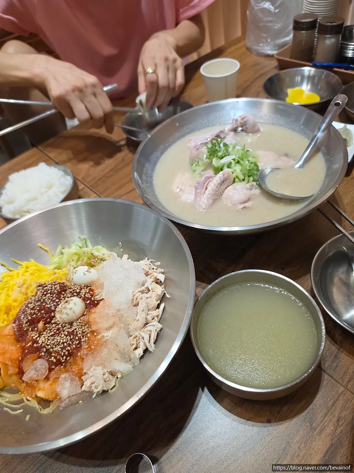 주걱으로 나눠 담는 걸쭉한 닭칼국수