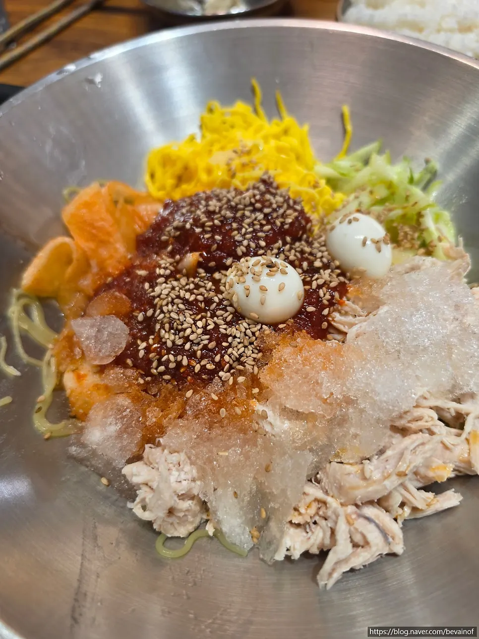 푹 고아 부드러운 닭고기와 자가제면 칼국수 면