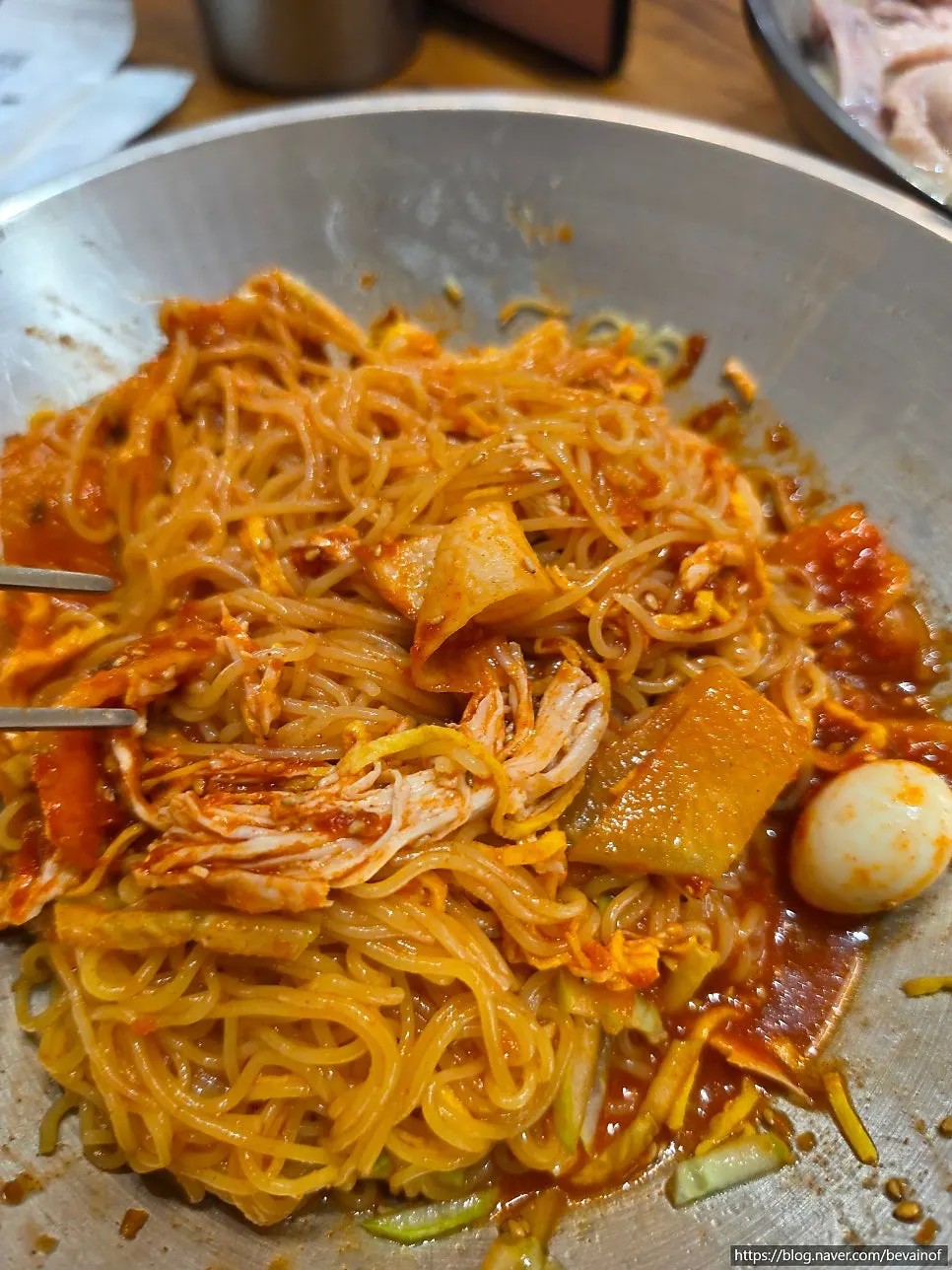 닭칼국수 국물과 함께 나온 공기밥