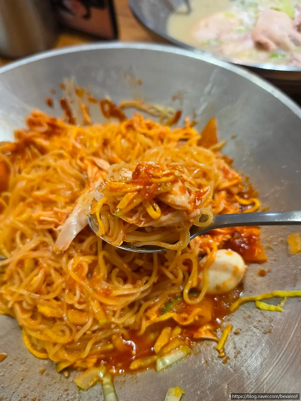 큼직한 그릇에 담긴 초계비빔밀면